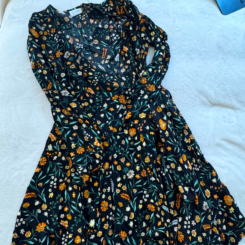 Super cute V-neck floral dress with the perfect fall color scheme.